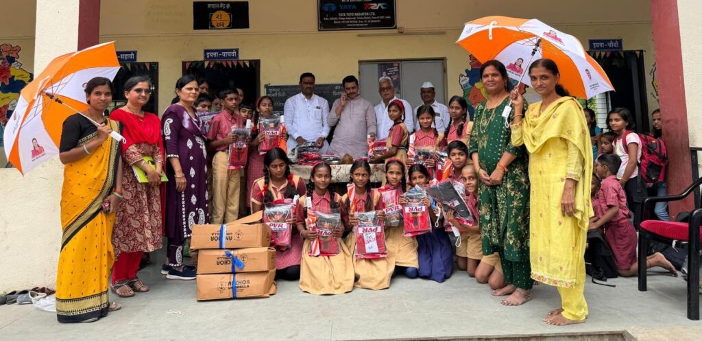 मा. सरपंच सचिन जाधव के जन्मदिन पर 500 स्कूली यूनिफॉर्म एवं 3,000 छतरियों का वितरण