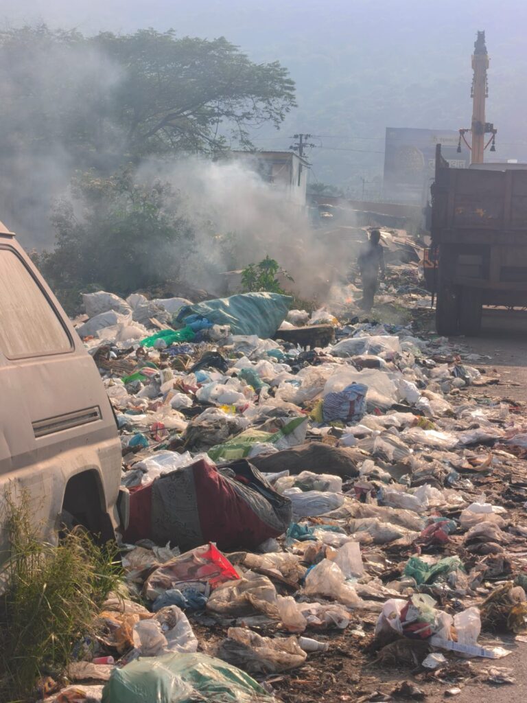 महामार्ग किनारे कबाड़ का जाल; धुएं से हादसे का खतरा!
